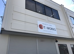 【株式会社T-WORKS】